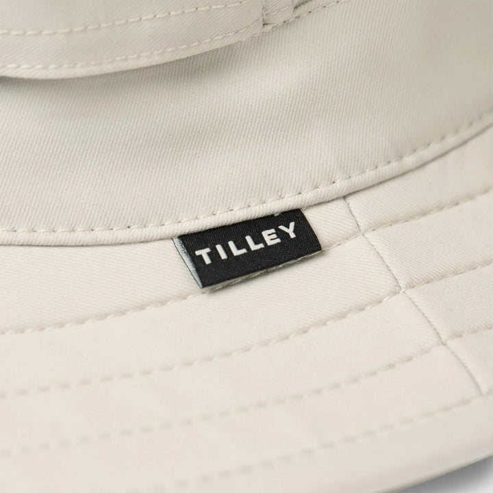 Chapeau Tilley le Clubhouse beige vue rapprochée du logo