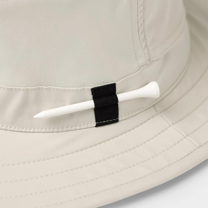 Chapeau Tilley le Clubhouse beige vue rapprochée du porte-tee