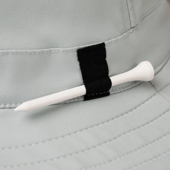 Chapeau Tilley le Clubhouse gris pâle vue rapprochée du porte-tee