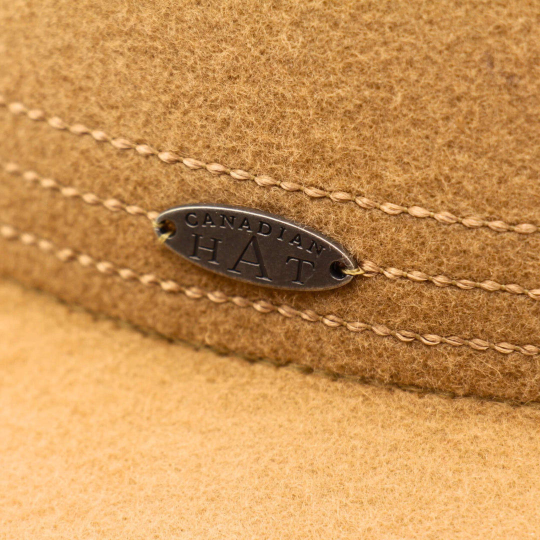 Détails de la couture et de la broche du chapeau Floria par Canadian Hat