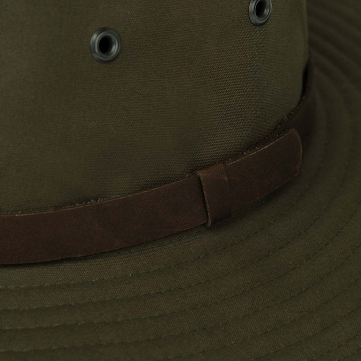 Détails de la bande en cuir du Chapeau Tilley fedora vert ciré