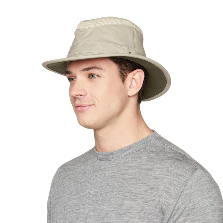 Homme portant un Chapeau Tilley Eco-Airflo T5MO beige vu de 3/4