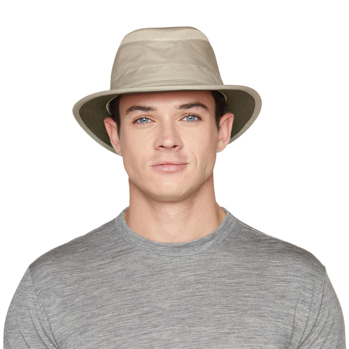 Homme portant un Chapeau Tilley Eco-Airflo T5MO beige vu de face