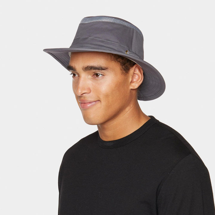 Homme portant un Chapeau Tilley Eco-Airflo T5MO gris vu de 3/4