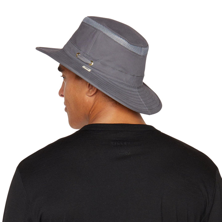 Homme portant un Chapeau Tilley Eco-Airflo T5MO gris vu de dos