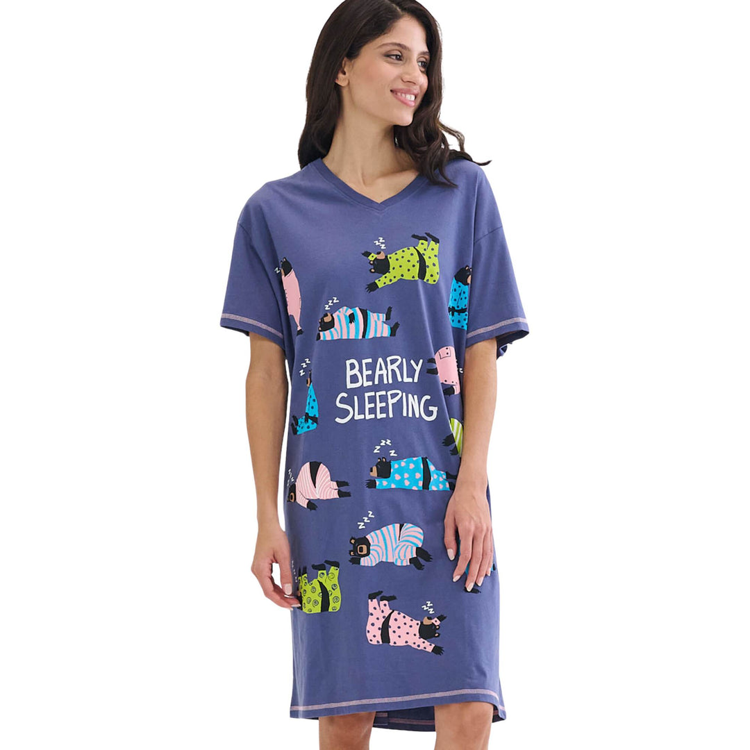 Femme portant une Robe de nuit Bearly sleeping pour adulte par La petite maison bleue par Hatley