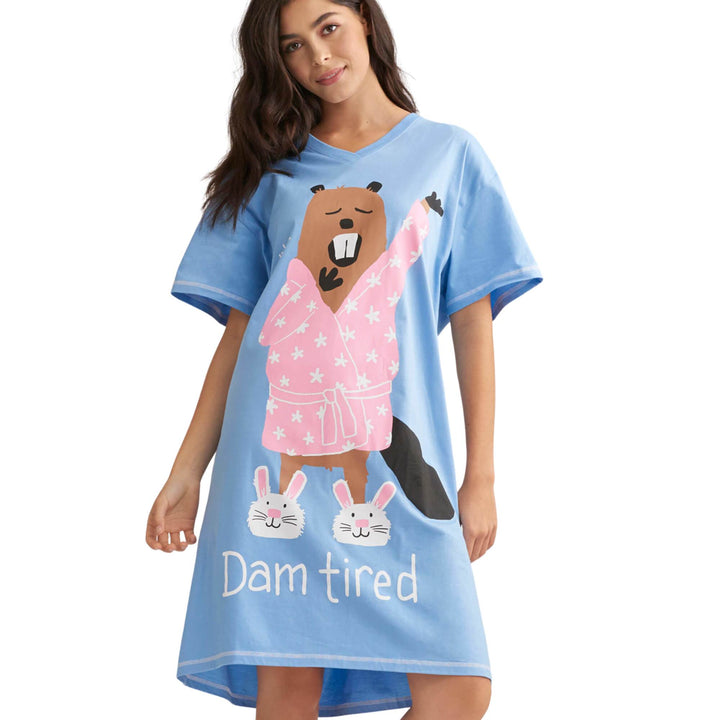 Femme portant une Robe de nuit bleue avec un motif de castor qui bâille par Little blue house