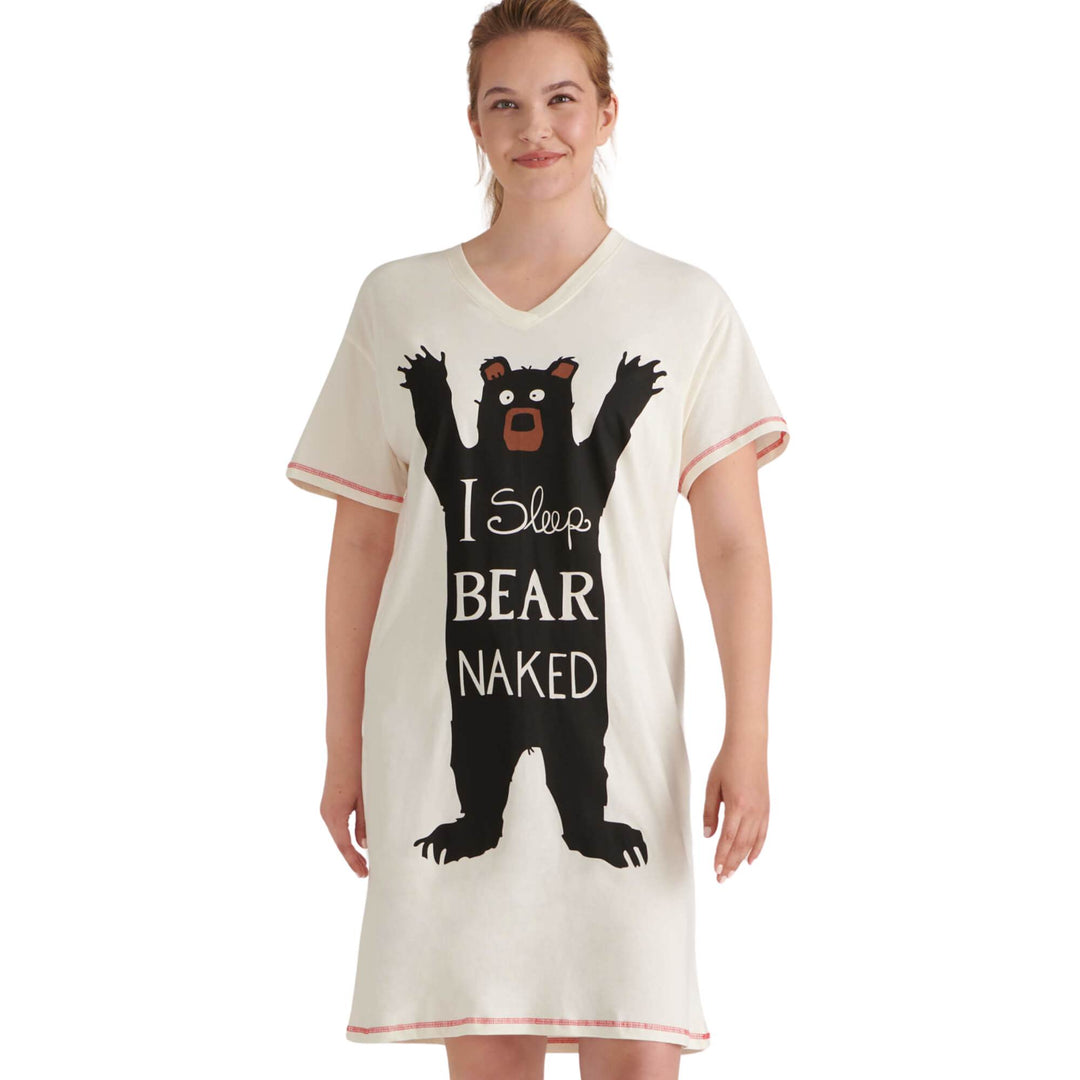 Femme portant une chemise de nuit blanche I sleep bear naked par La petite maison bleue