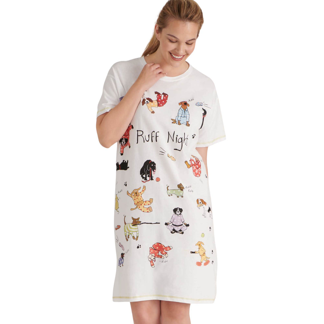 Femme portant une chemise de nuit blanche avec des chiens en pyjamas Ruff night par Hatley