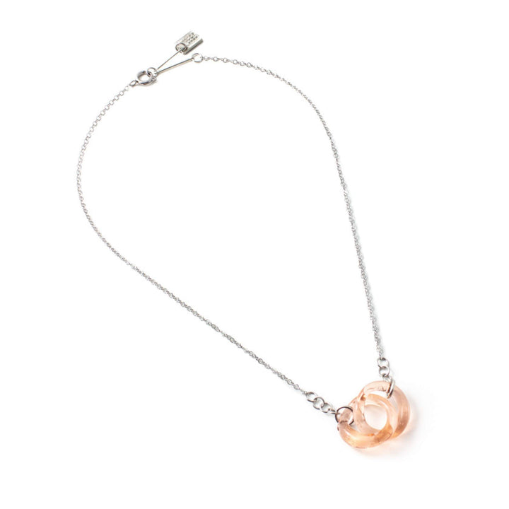 Collier Anne-Marie Chagnon avec chaîne argentée et anneaux de verre beiges