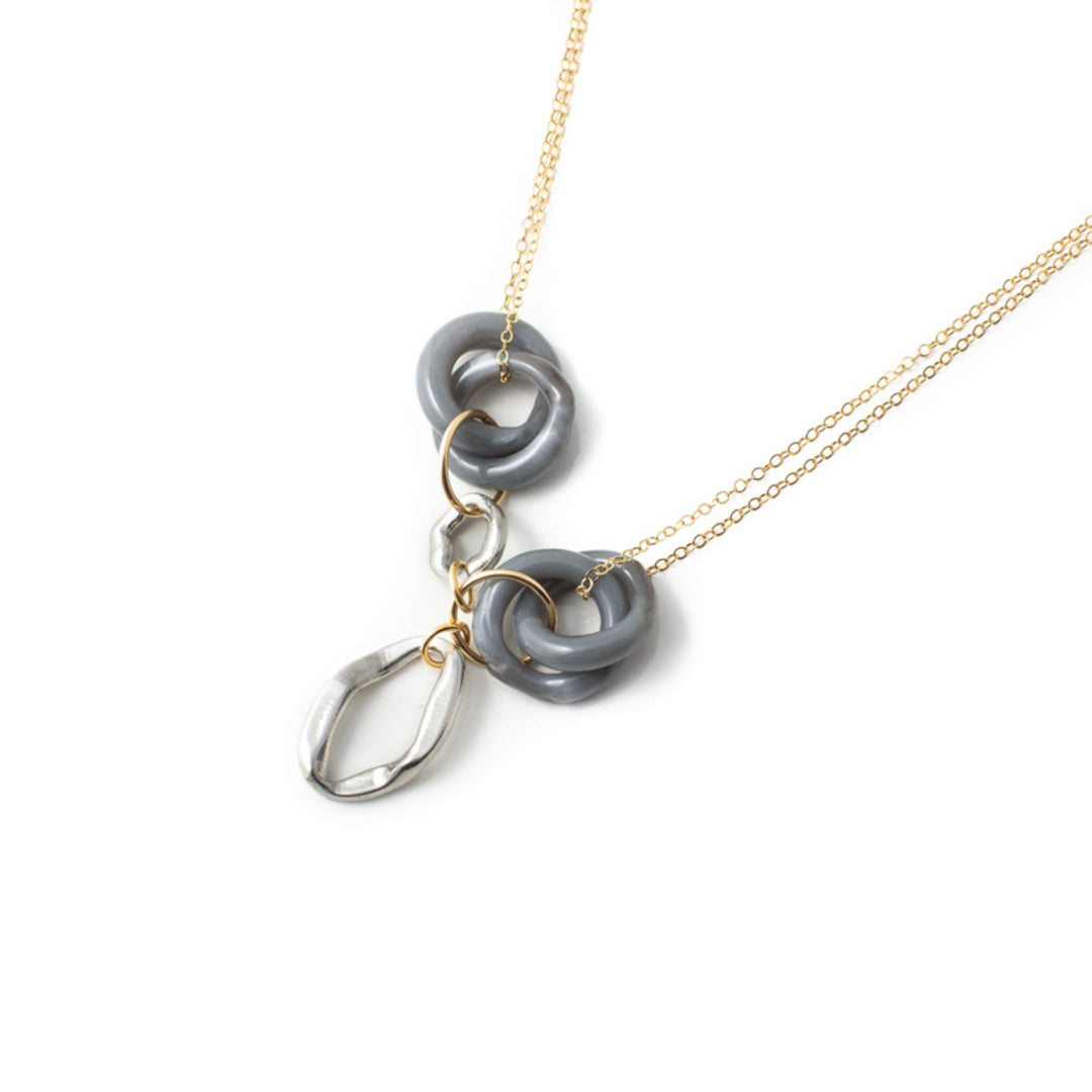 Collier Anne-marie Chagnon Kaeno avec chaîne en or et anneaux de verre gris et argentés.