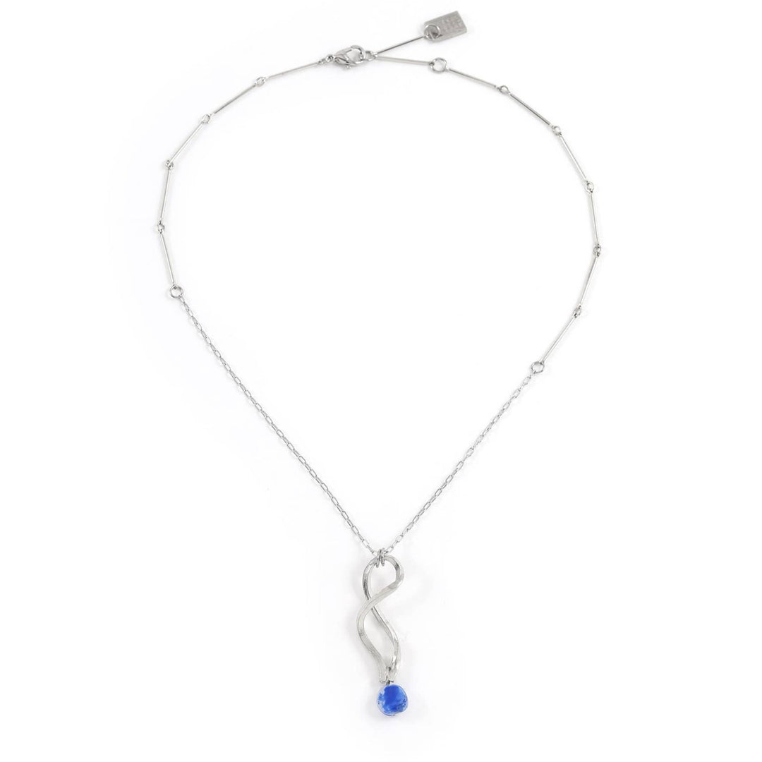 Collier argenté avec pendentif en spirale et pierre bleue suspendue par Anne-Marie Chagnon