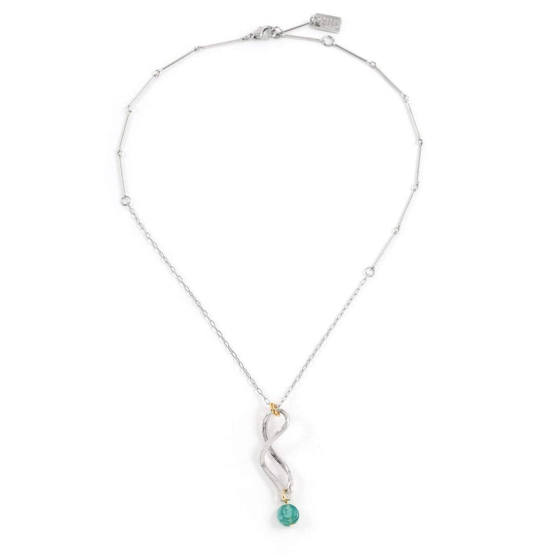 Collier argenté avec pendentif en spirale et pierre turquoise au bout par ANne-Marie Chagnon