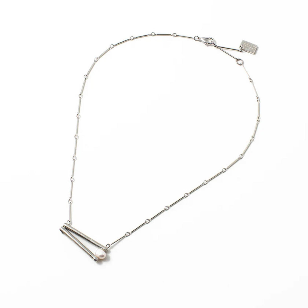 Collier argenté Bao avec 2 pièces rectangulaires au bout et une perle au milieu par Anne-Marie Chagnon