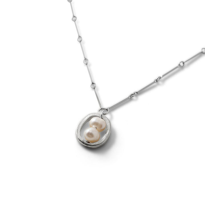 Détails du Collier Cadélia argent avec deux perles au centre par Anne-Marie Chagnon