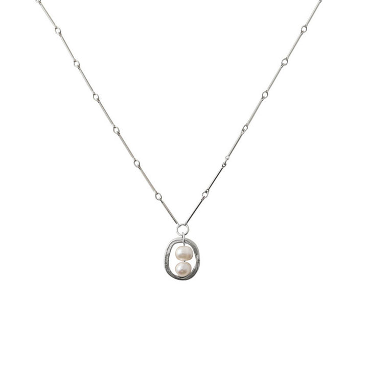 Collier Cadélia argent suspendu avec deux perles au centre par Anne-Marie Chagnon