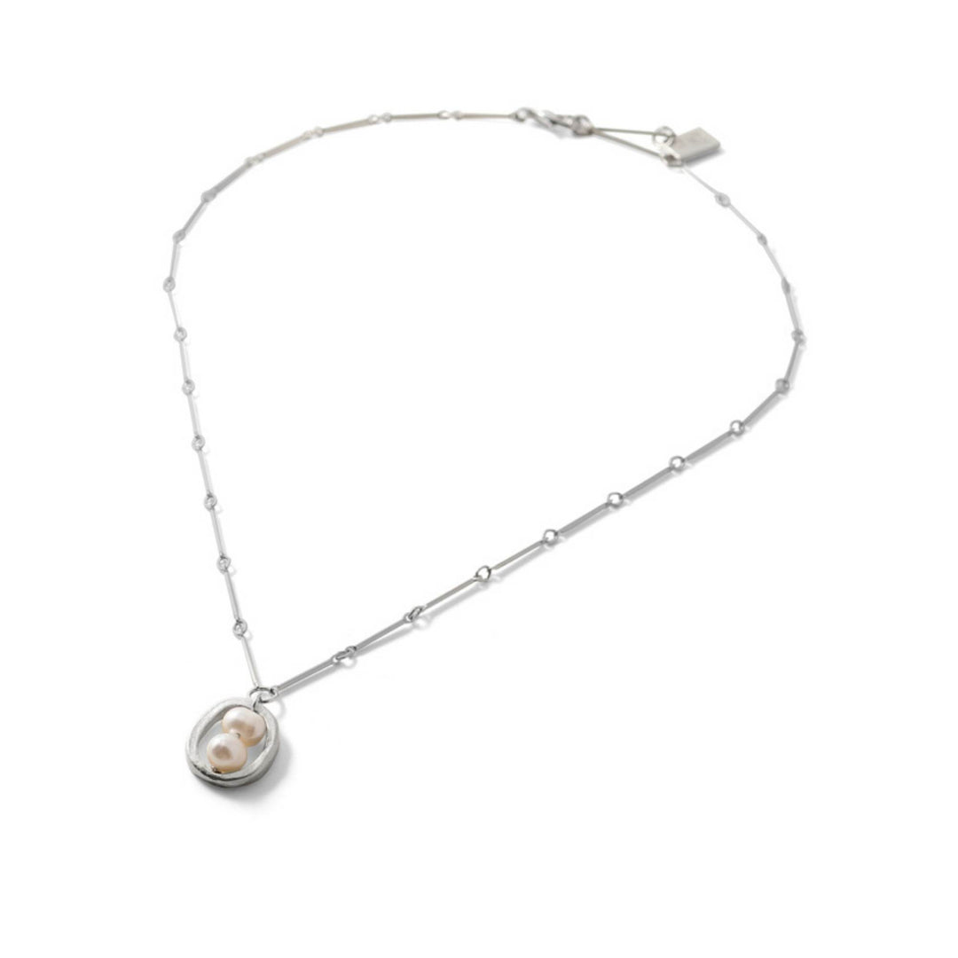 Collier Cadélia argent avec deux perles au centre par Anne-Marie Chagnon