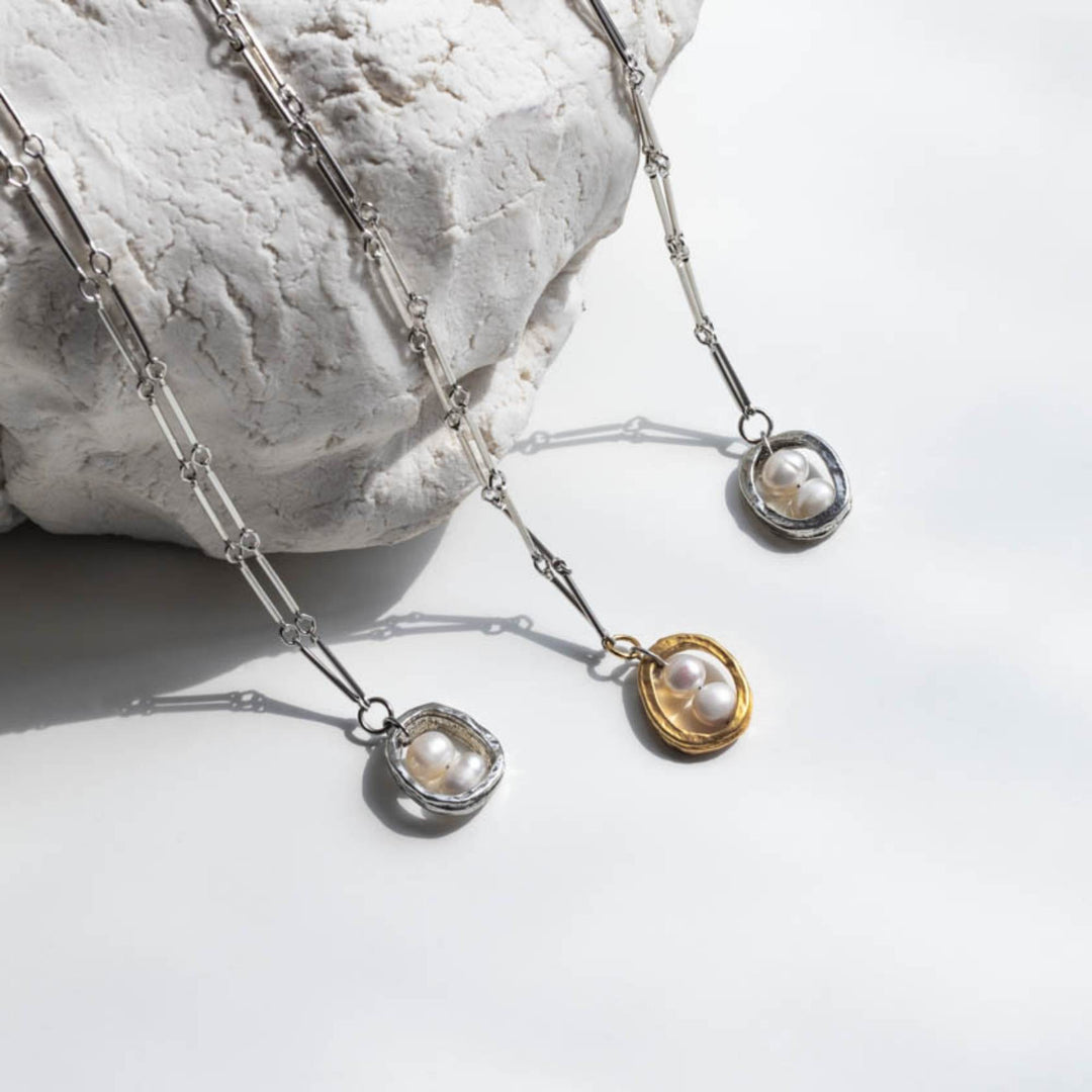 3 Colliers Cadélia argent et or avec deux perles au centre par Anne-Marie Chagnon