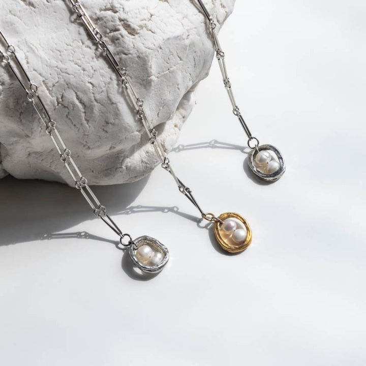 3 Colliers Cadélia argent et or avec deux perles au centre par Anne-Marie Chagnon