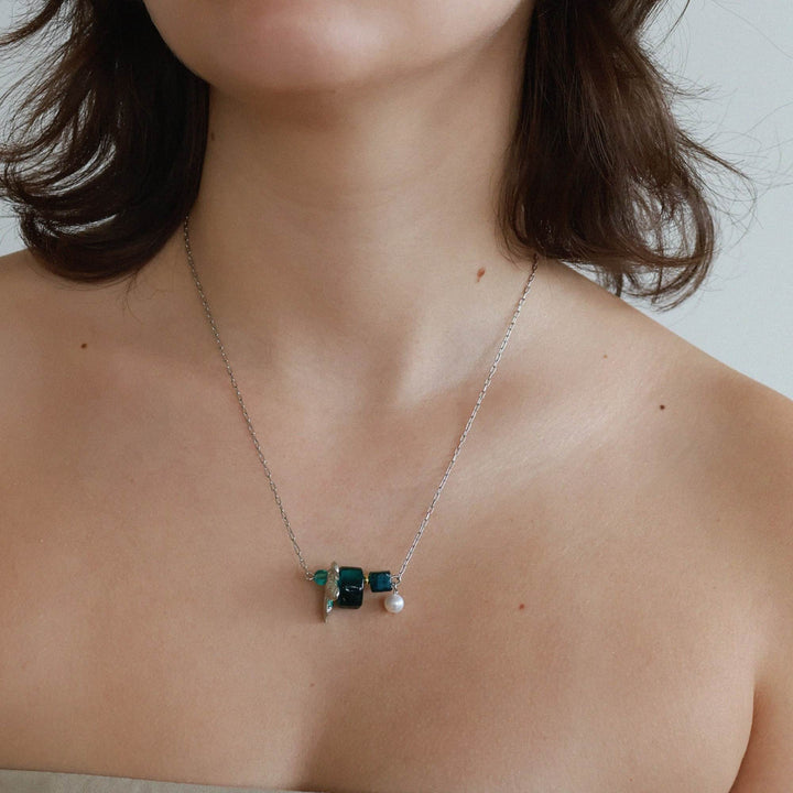 Femme portant le Collier Cassiopée avec billes turquoises par Anne-Marie Chagnon