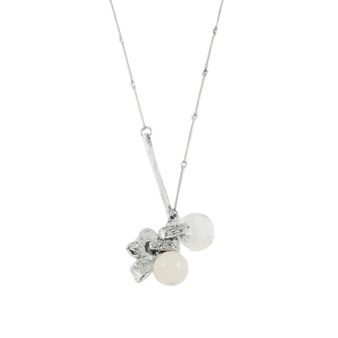 Vue rapprochée du pendentif blanc du Collier Electre par Anne-Marie Chagnon