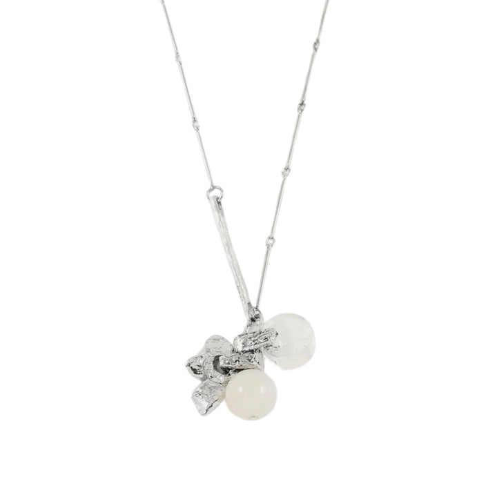 Vue rapprochée du pendentif blanc du Collier Electre par Anne-Marie Chagnon