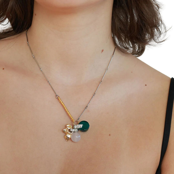 Femme portant un Collier Electre or et argenté avec pendentif turquoise par ANne-Marie Chagnon