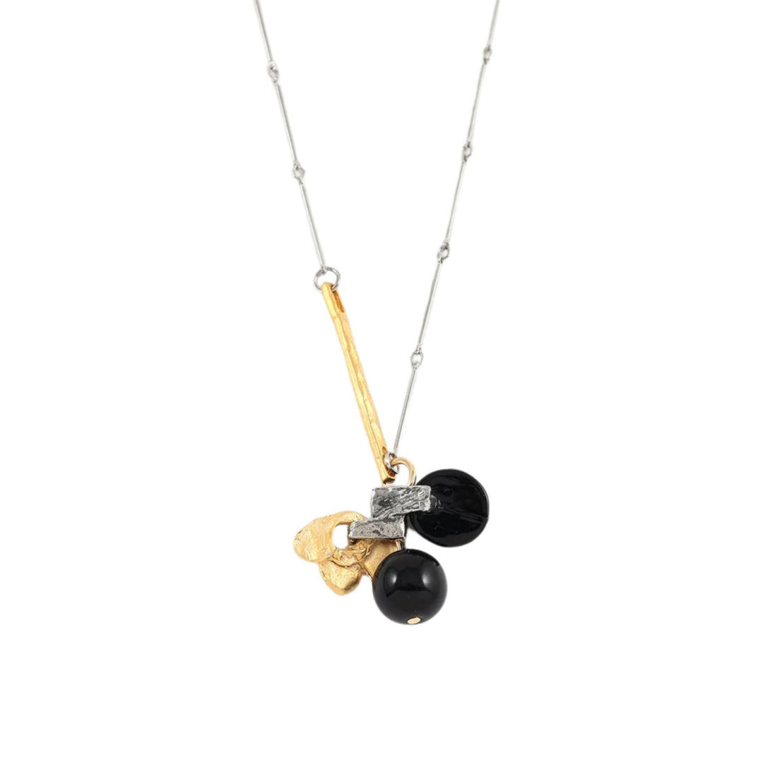 Pendentif noir et doré du collier Electre par Anne-Marie Chagnon
