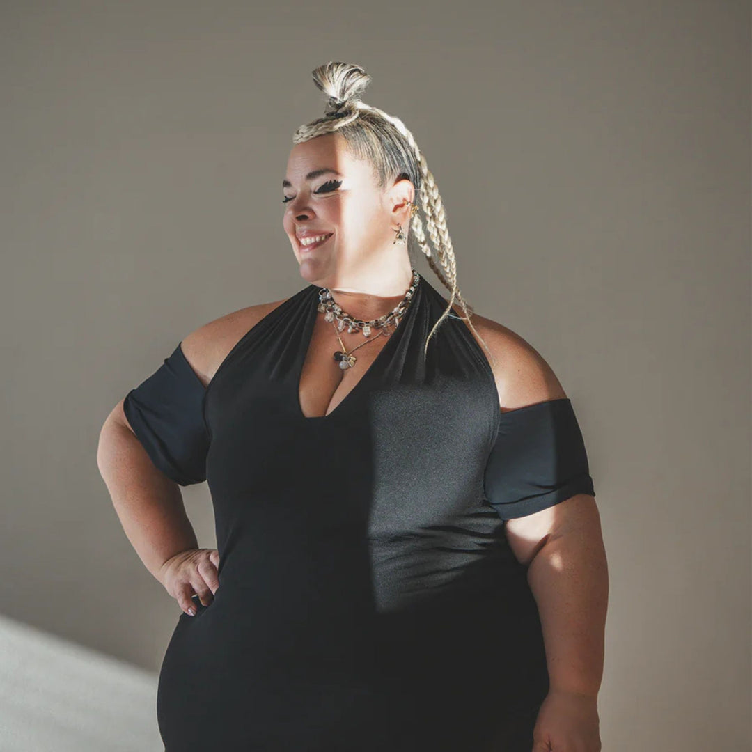 Anne-Marie chagnon portant le collier Electre couleur ébène
