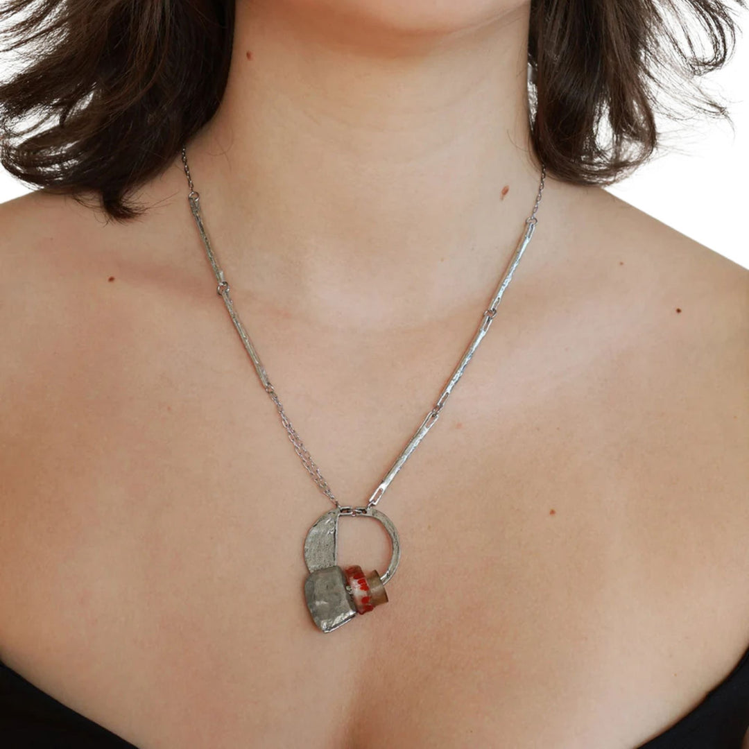 Femme portant un collier Gemini rouge par ANne-Marie Chagnon