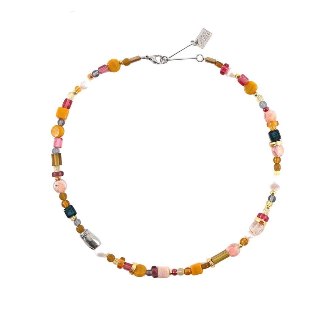 Collier Luan avec billes oranges de différentes teintes par Anne-Marie Chagnon