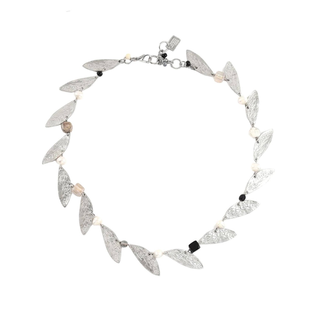 Collier Neven argenté avec billes noires par Anne-Marie Chagnon