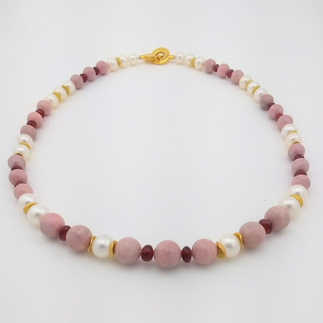 Collier Gemmes Québec avec eudyalites, rosalines, perles et pierres dorées