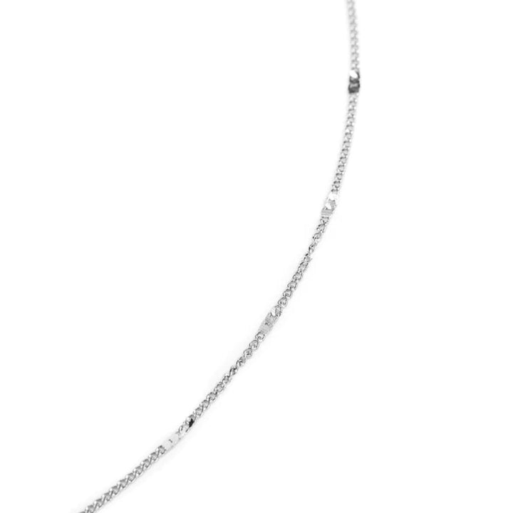 Détails de la chaîne argentée du collier swear par welldunn