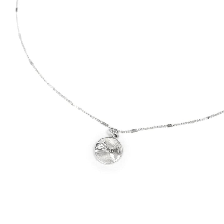 Détail du pendentif du collier argenté swear par welldunn
