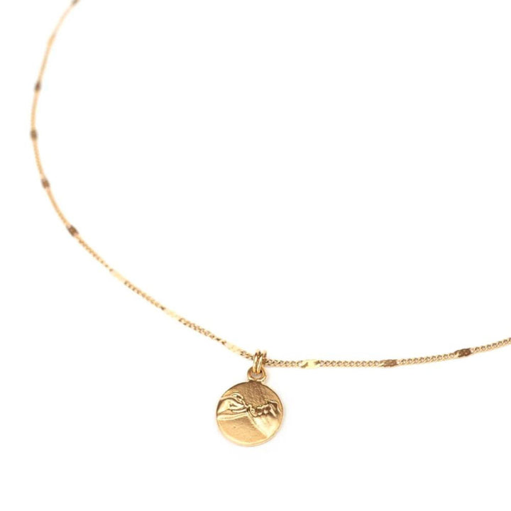 Détails du pendentif du collier doré swear par welldunn