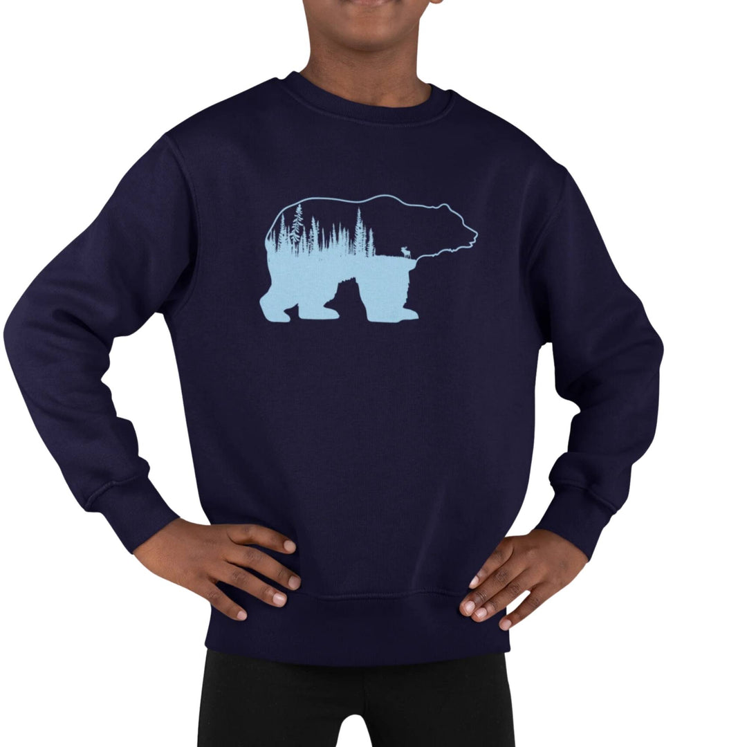 Enfant portant un coton ouaté bleu marine avec un motif d'ours avec forêt par KM54