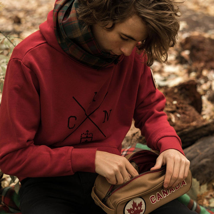 Homme portant un Foulard Tartan feuille d'érable en laine mérinos par Red Canoe