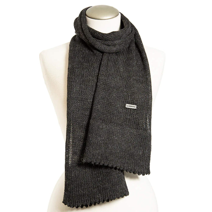 Foulard gris foncé en laine de bébé alpaga sur mannequin par La fibre et moi