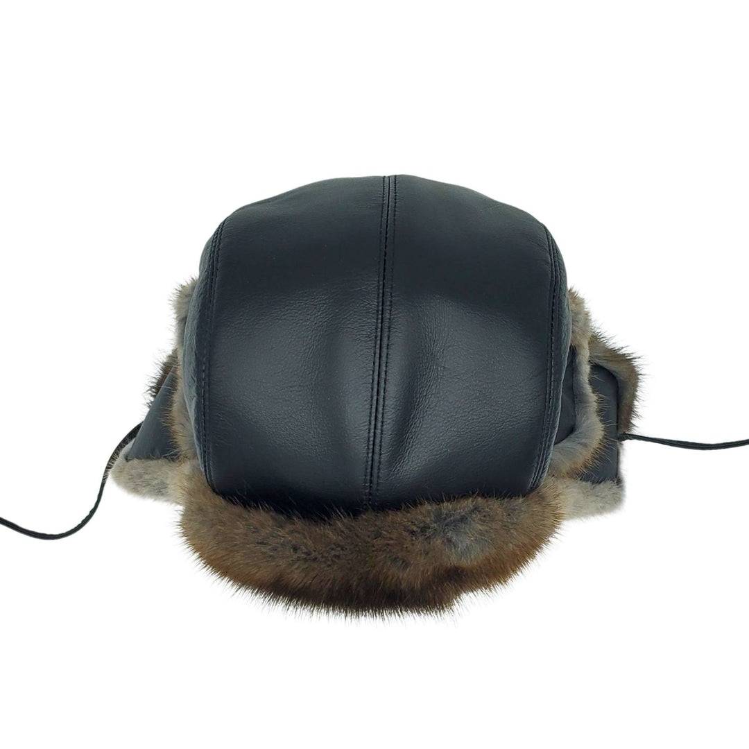 Chapeau style aviateur avec fourrure de rat musqué sur une bûche par Fourrures Audet vu de dessus