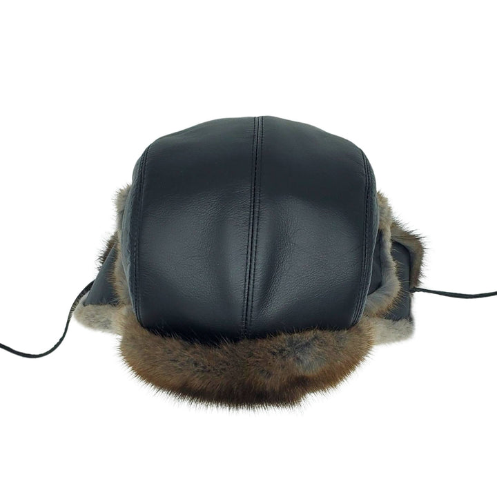 Chapeau style aviateur avec fourrure de rat musqué sur une bûche par Fourrures Audet vu de dessus