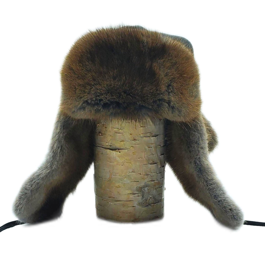 Chapeau style aviateur avec fourrure de rat musqué sur une bûche par Fourrures Audet vu de devant