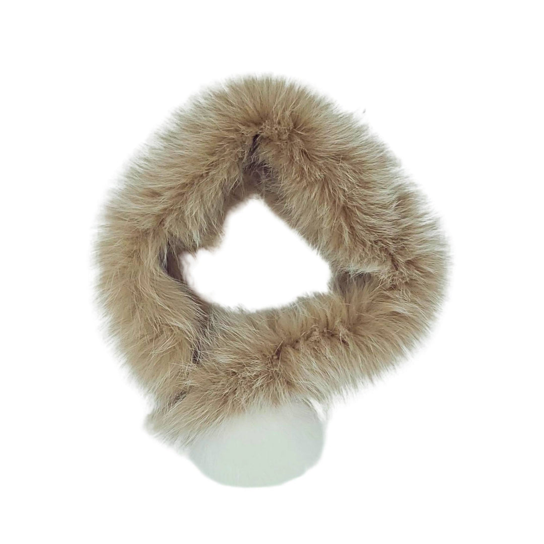 Col en fourrure de renard beige avec pompom blanc au bout par Fourrures Audet