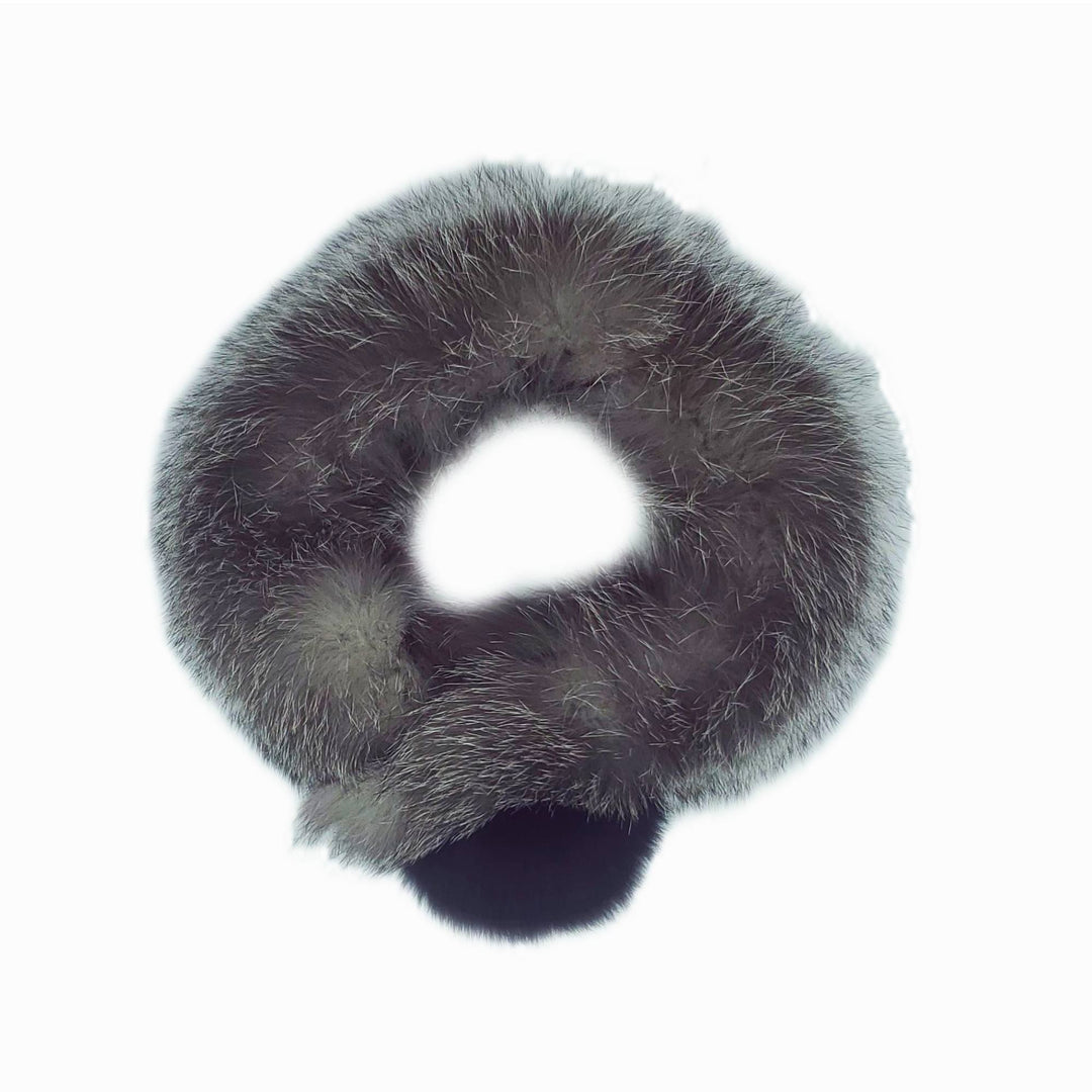 Col en fourrure de renard indigo avec pompom noir au bout par Fourrures Audet