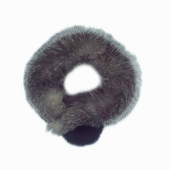 Col en fourrure de renard indigo avec pompom noir au bout par Fourrures Audet