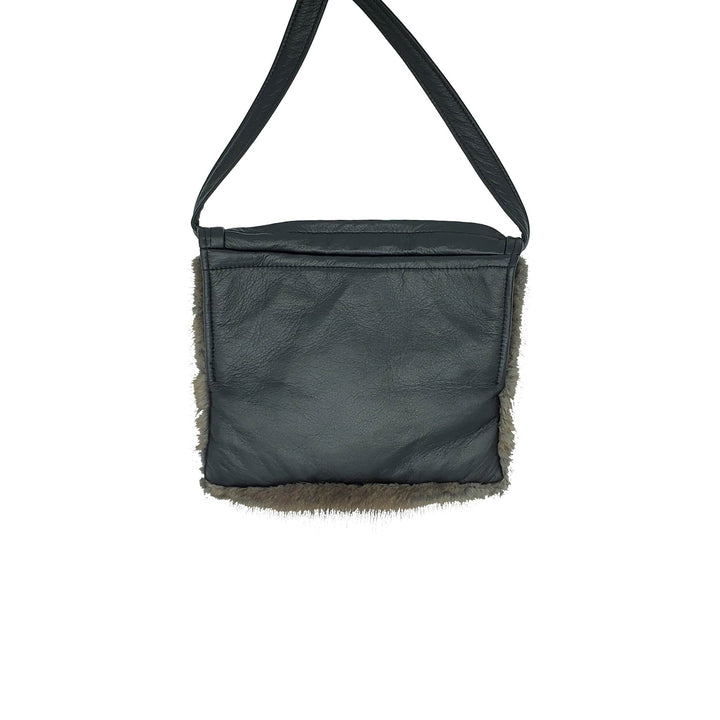 Petit sac manchon en fourrure de rat musqué vu de derrière par Fourrures Audet