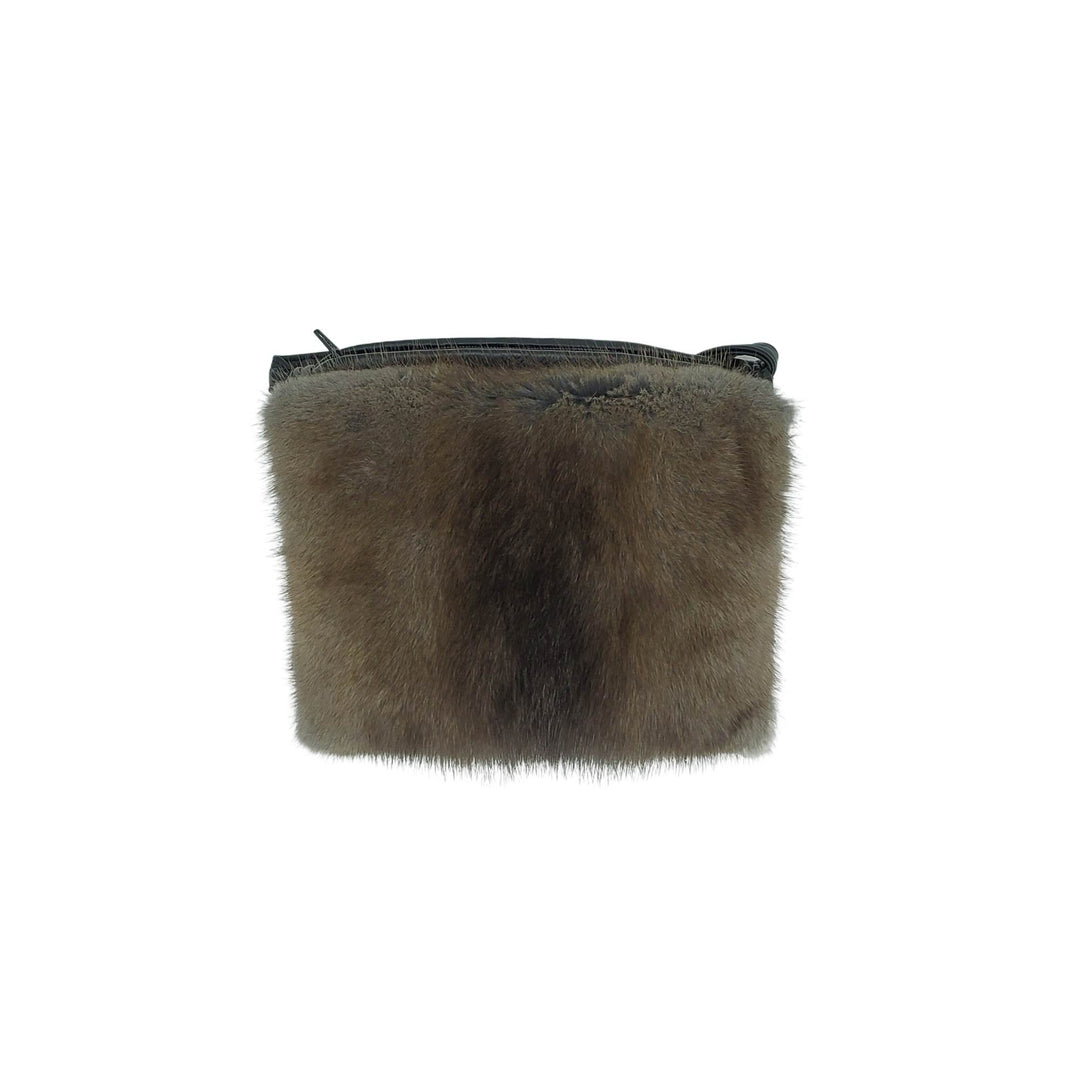 Petit sac manchon en fourrure de rat musqué vu de devant par Fourrures Audet