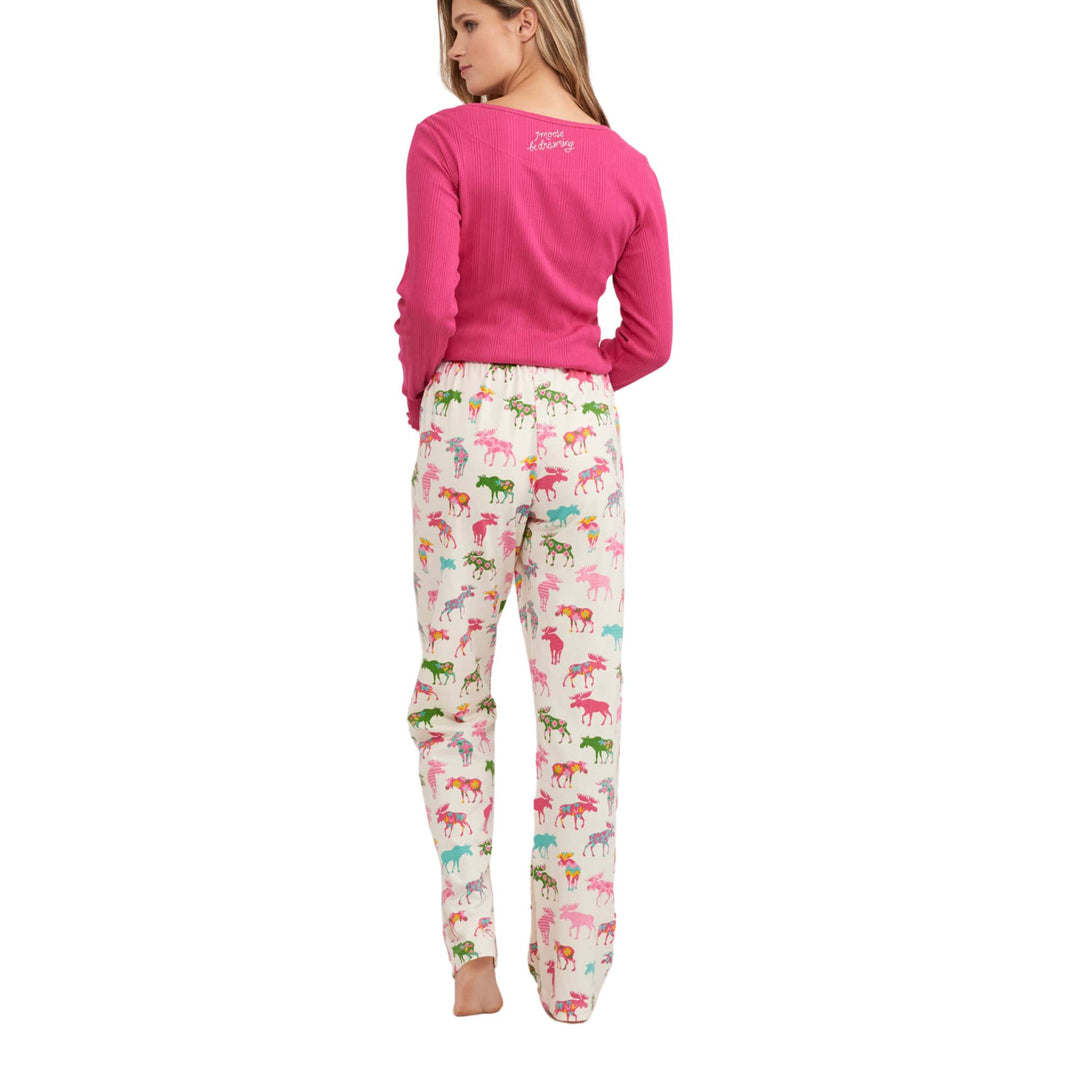 Femme portant un Pantalon de pyjama rose avec motif d'orignaux colorés vue de derrière