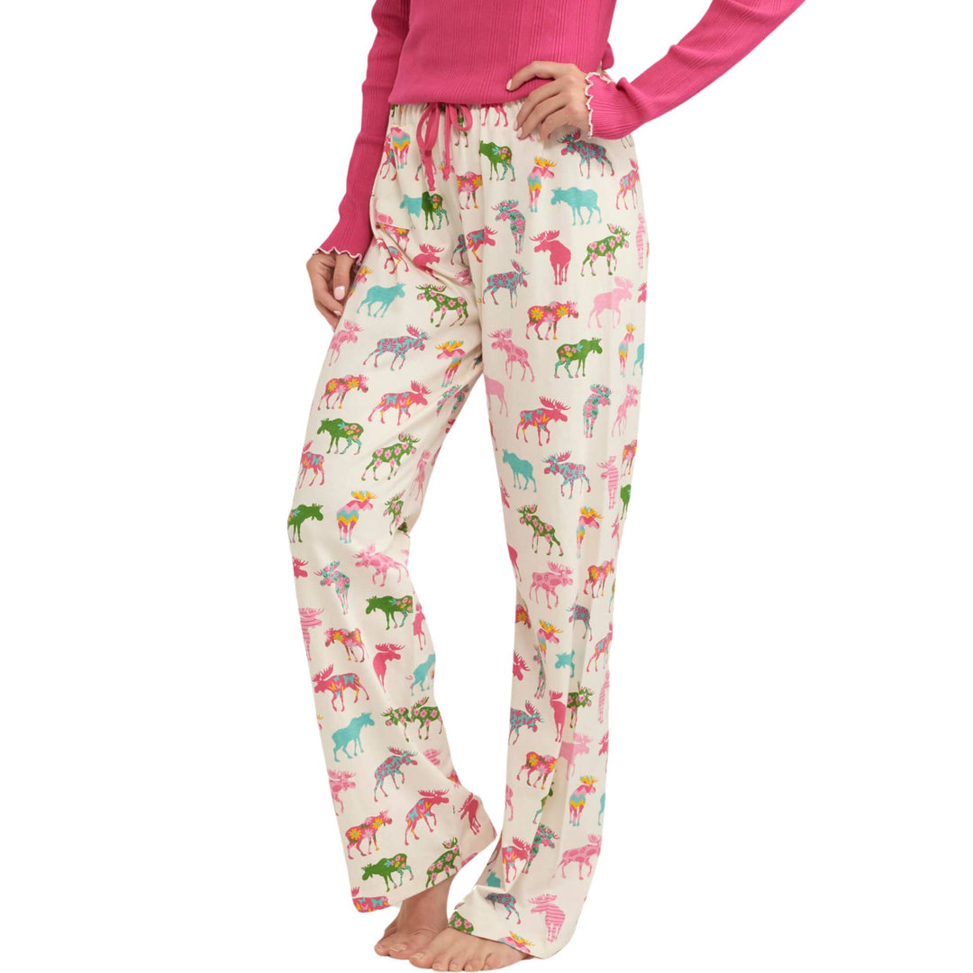 Femme portant un Pantalon de pyjama rose avec motif d'orignaux colorés vu de devant