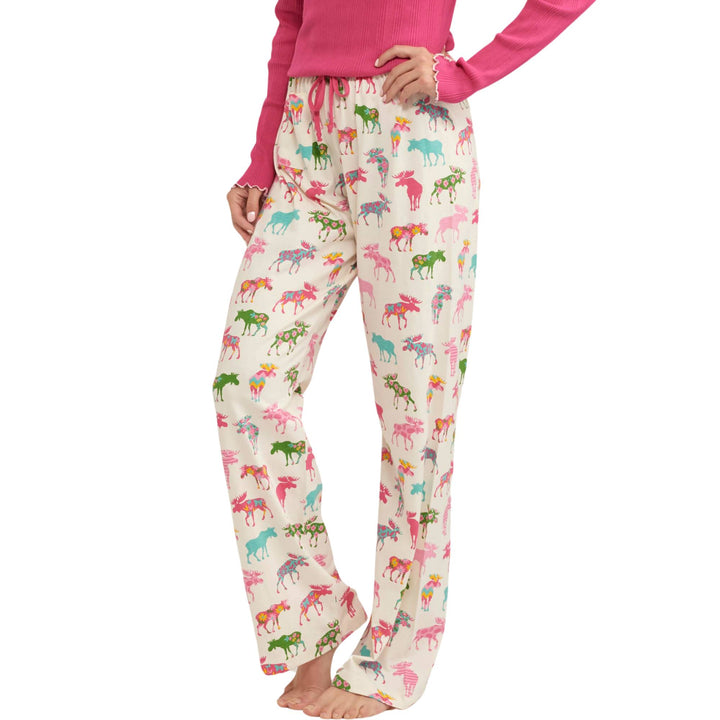 Femme portant un Pantalon de pyjama rose avec motif d'orignaux colorés vu de devant